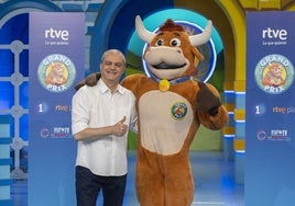 El presentador Ramón García y la vaquilla de 'El Grand Prix'.