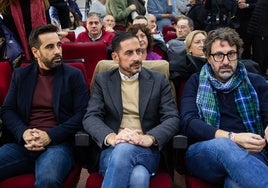 Los dirigentes socialistas José Muñoz, Carlos Fernández Bielsa y Vicent Mascarell, el jueves en el pleno de Chiva.