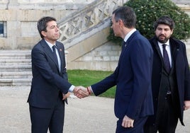 Sánchez saluda a Mazón antes de comenzar en Santander la Conferencia de Presidentes.