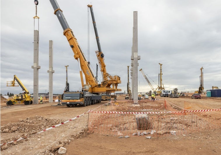 Instalación de los pilares prefabricados en la parcela de la gigafactoría.