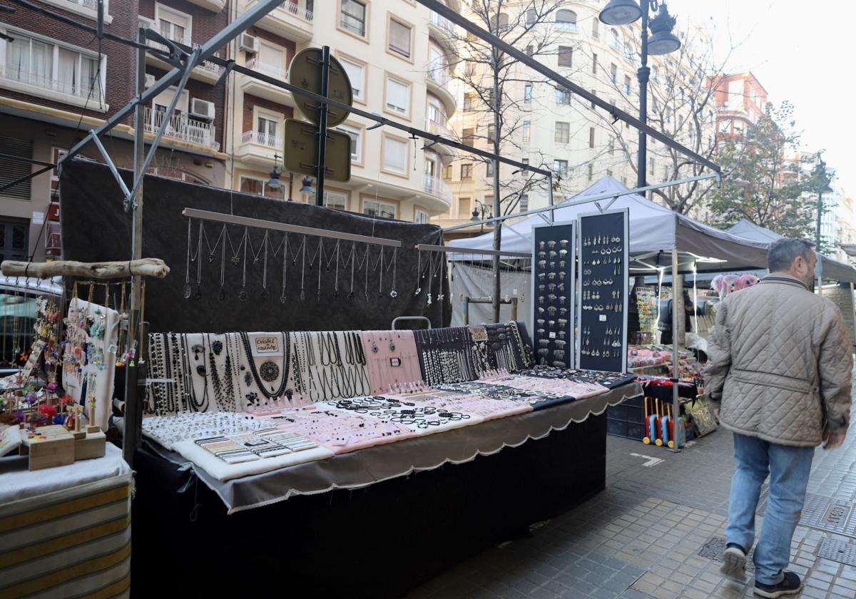 Mercadillo navideño en la avenida del Oeste