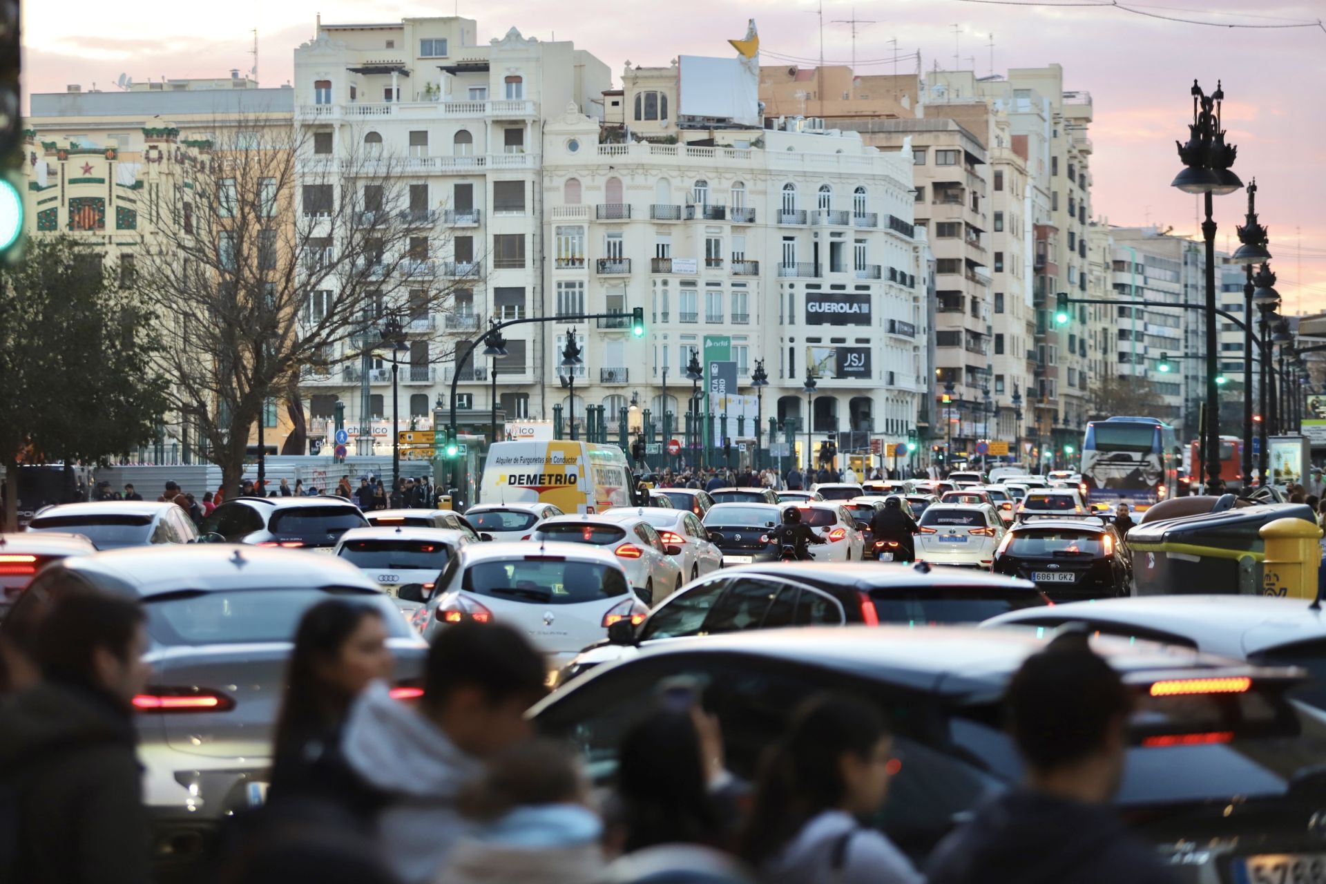 Colapso y cortes de tráfico en las calles del centro de Valencia este viernes