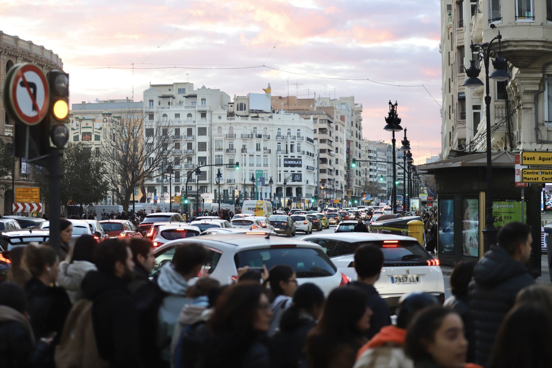 Colapso y cortes de tráfico en las calles del centro de Valencia este viernes