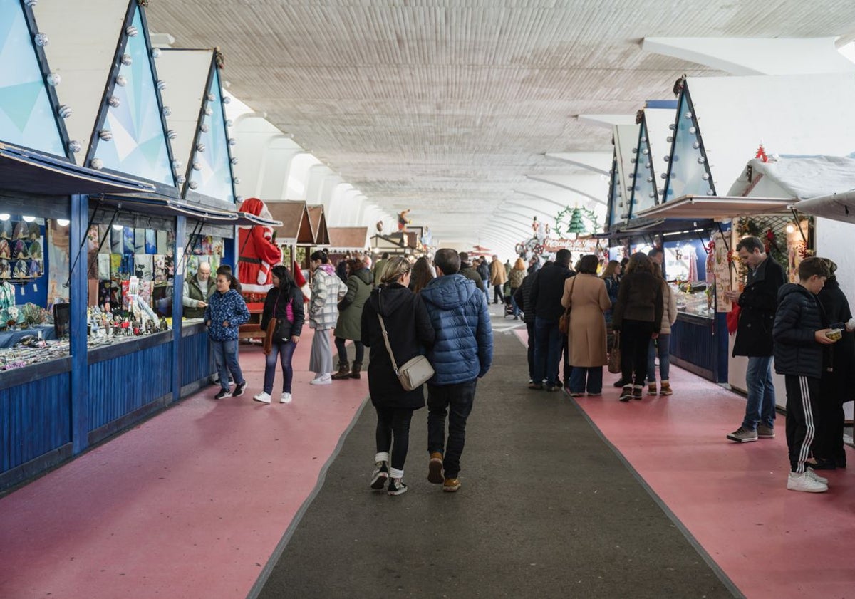 Imagen principal - Mercado de Navidad de la Ciudad de las Artes y las Ciencias y Fira de Nadal del instituto Luis Vives del pasado año. 