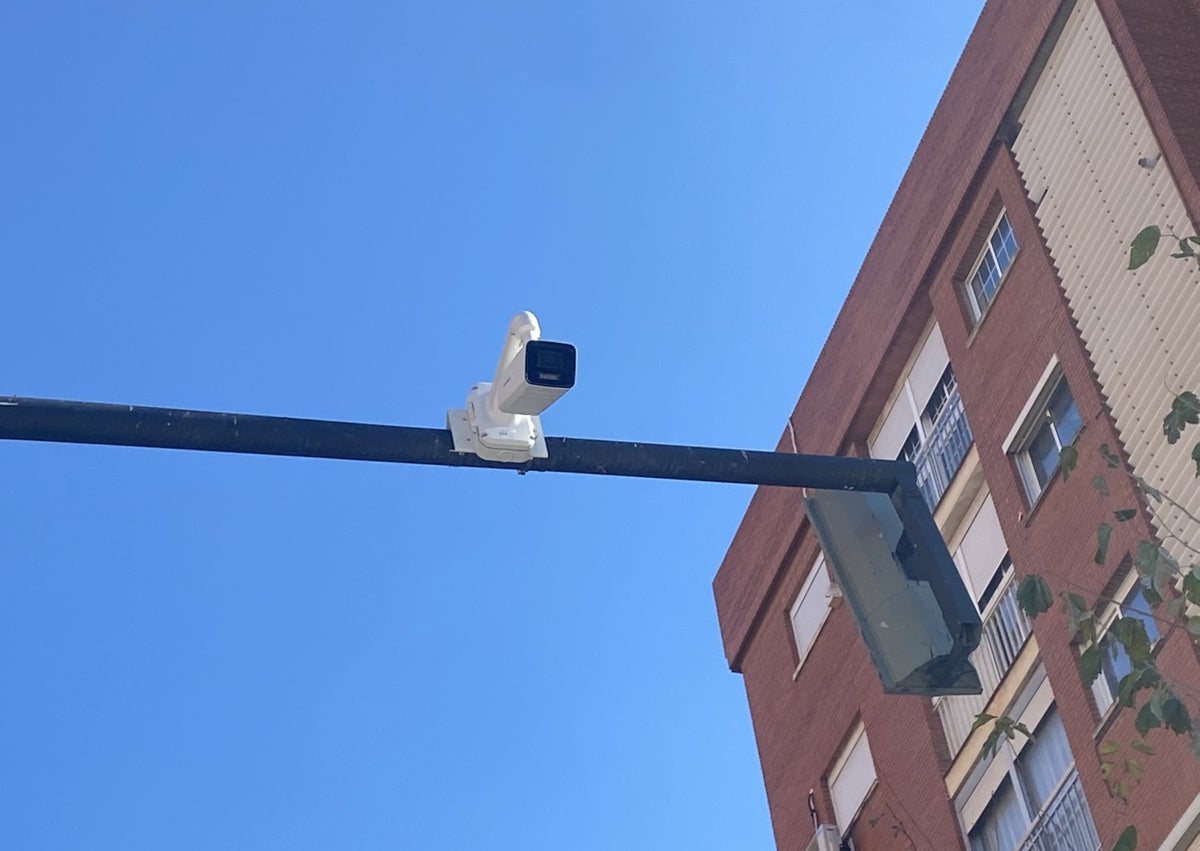 Imagen secundaria 1 - Cámaras de vigilancia instaladas en la avenida Malvarrosa, frente a las Casitas Rosa.