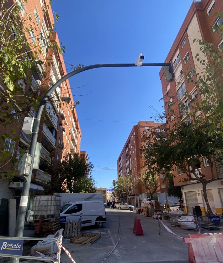 Imagen secundaria 2 - Cámaras de vigilancia instaladas en la avenida Malvarrosa, frente a las Casitas Rosa.