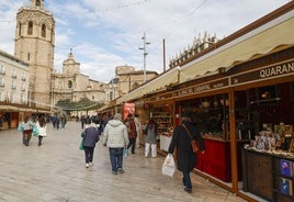 Mercado de Navidad de los artesanos valencianos, en la plaza de la Reina.