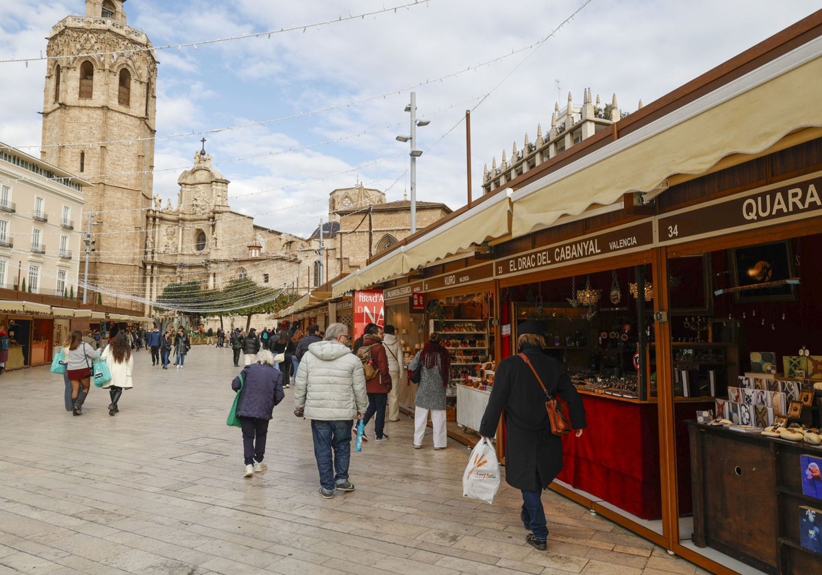 Mercado de Navidad de los artesanos valencianos, en la plaza de la Reina.