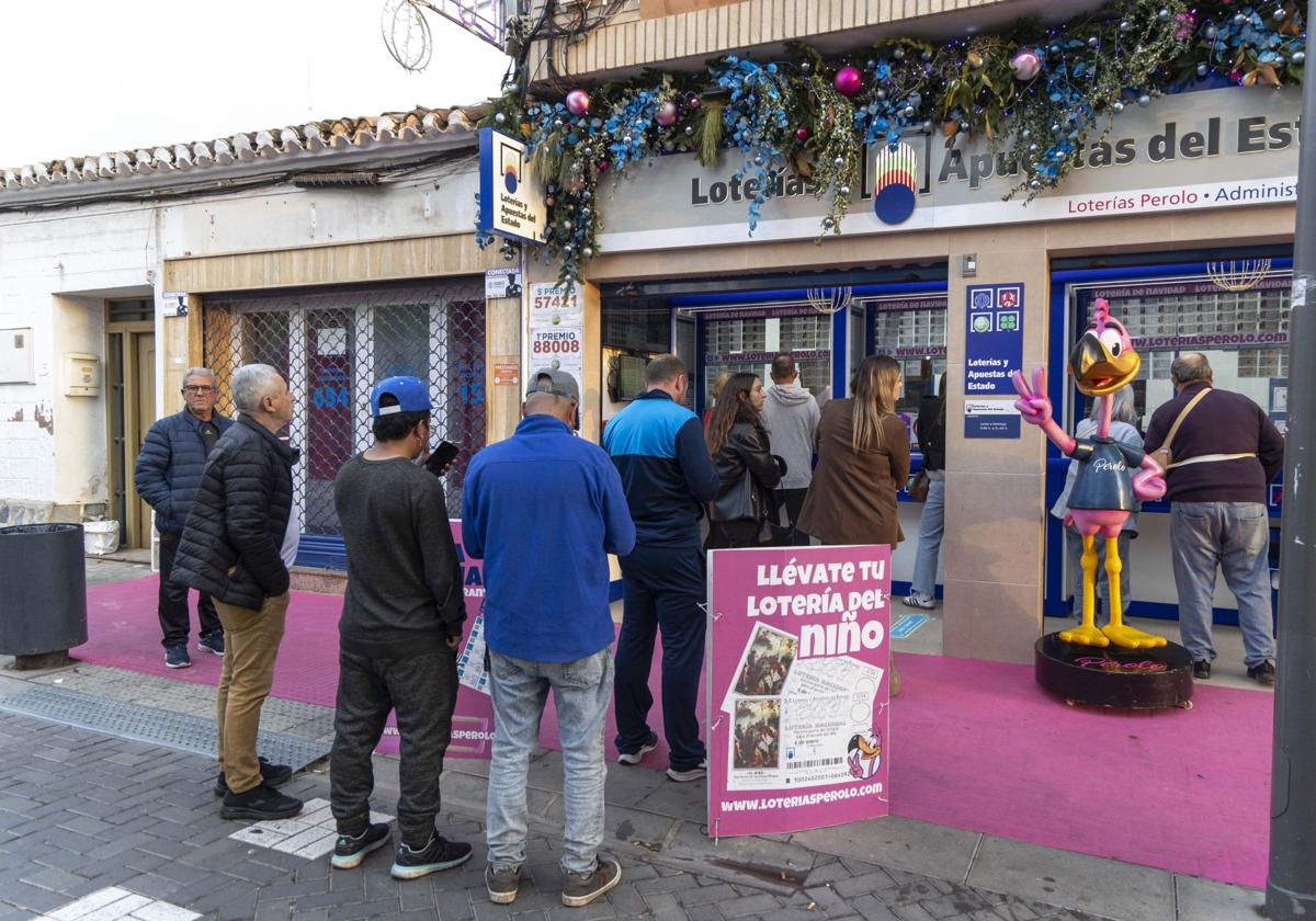 Colas en una administración de lotería.