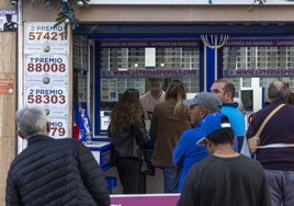 Colas para comprar un décimo de Lotería de Navidad, en una imagen de archivo.