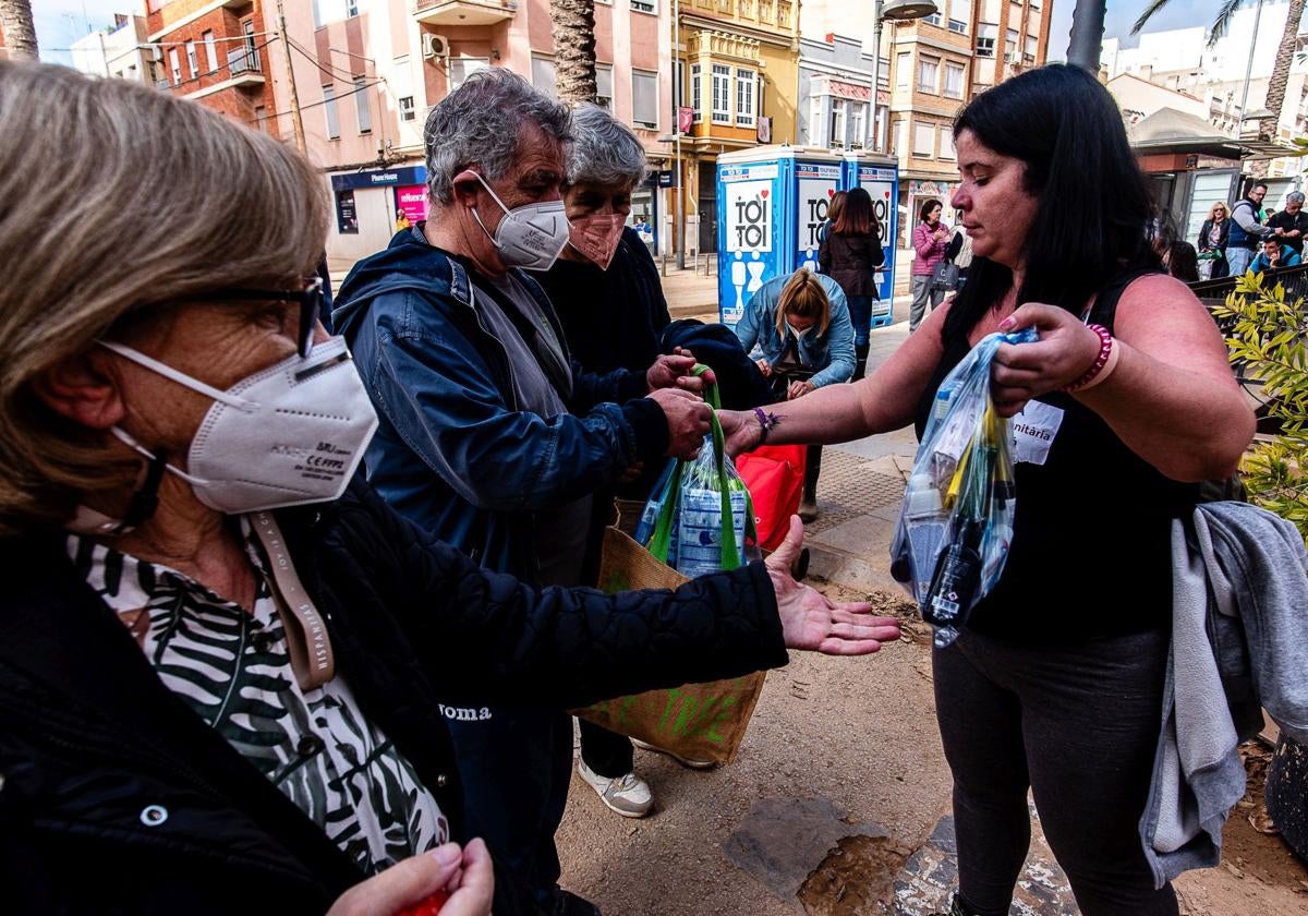 Una voluntaria reparte comida en una de las localidades afectadas por la dana.