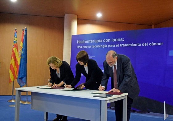 Firma de cesión de terrenos para la construcción del proyecto.