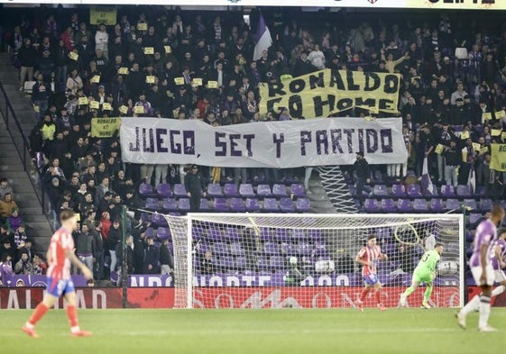 Pancarta en contra de Ronaldo en uno de los fondos del José Zorrilla durante un partido.