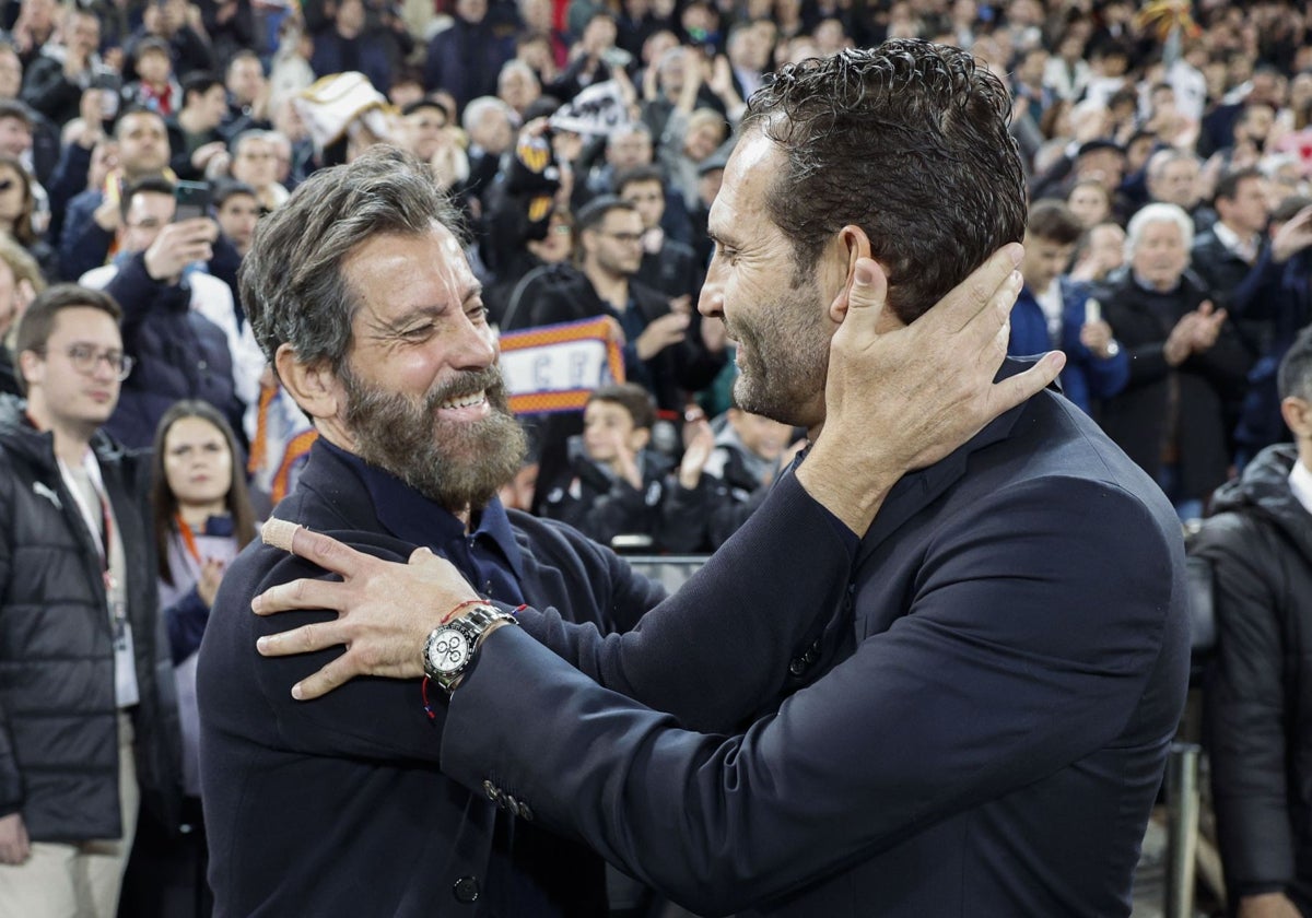 Quique Sánchez Flores y Rubén Baraja se saludan en un partido en Mestalla.