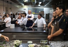 Martín Berasategui, Elena Arzak y otros prestigiosos cocineros guipuzcoanos, al pie del fogón mientras se preparaba la cena celebrada en San Sebastián.