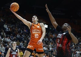 Leticia Romero vuela para culminar la remontada del Valencia Basket.