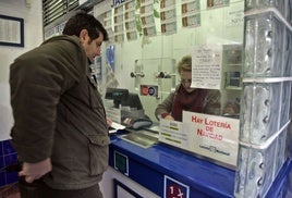 Un jugador compra un boleto de La Bonoloto, imagen de archivo.