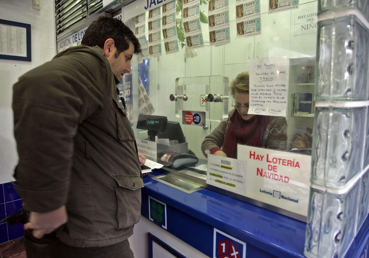 Un jugador compra un boleto de La Bonoloto, imagen de archivo.