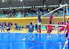 Los jugadores del UPV Léleman Conqueridor y el Conectabalear, durante el partido de este sábado en Manacor.