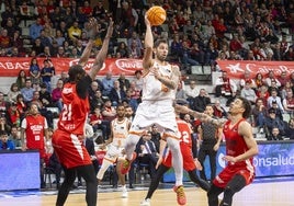 Jovic distribuye el balón durante un ataque del Valencia Basket en Murcia.