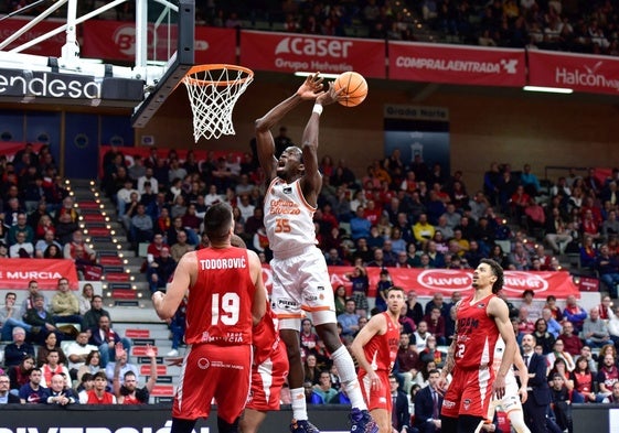 Amida Brimah lucha por el balón durante el partido contra el UCAM Murcia.