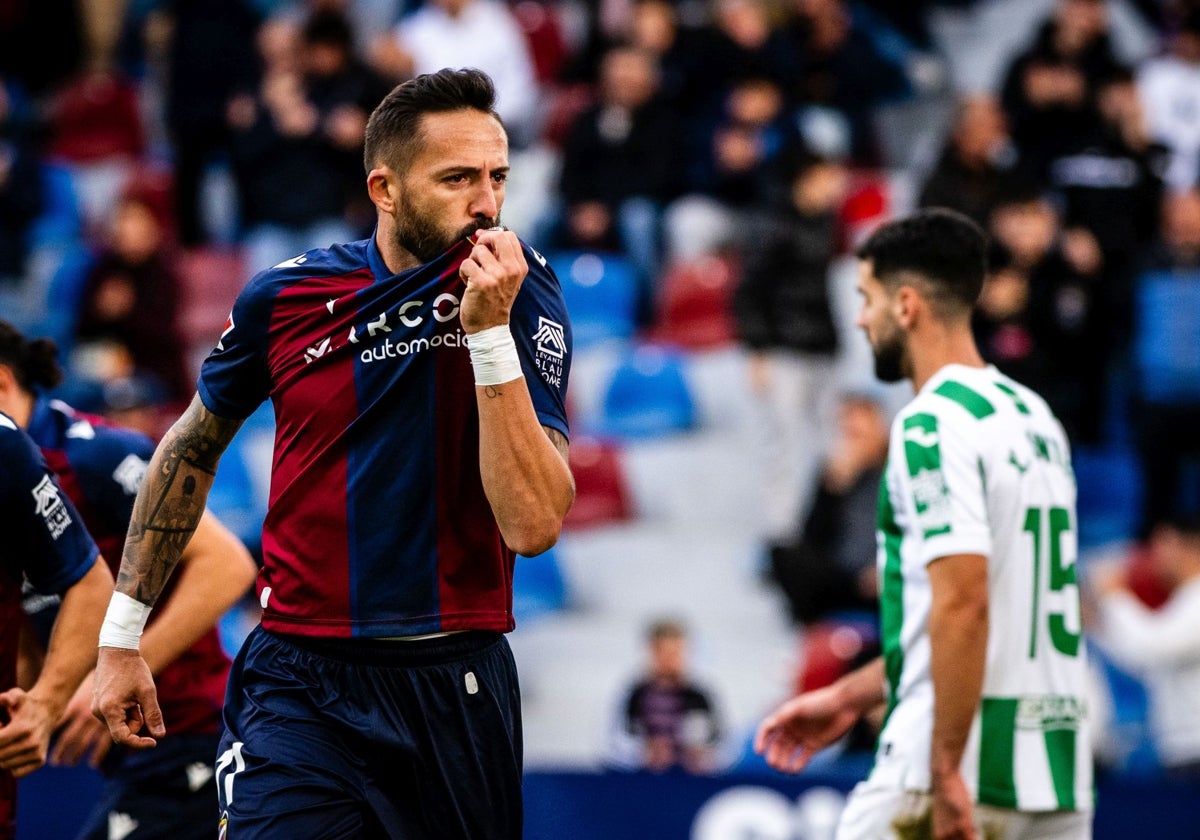 José Luis Morales celebra su gol ante el Córdoba.