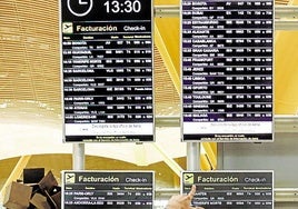 Carteles informativos en el aeropuerto de Madrid.