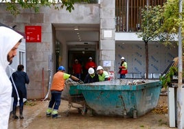 Centro de salud en obras de reparación tras ser arrasado por la dana.