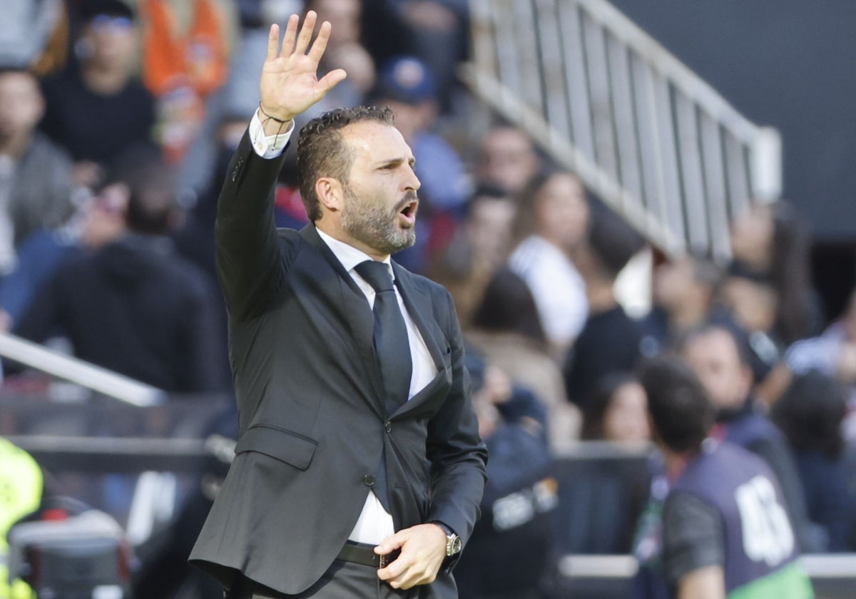 Rubén Baraja da instrucciones durante el partido contra el Betis.