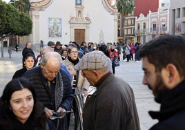 Cola a las puertas del ayuntamiento de Alfafar para pedir cita y volver otro día para tramitar la ayuda de Amancio Ortega.