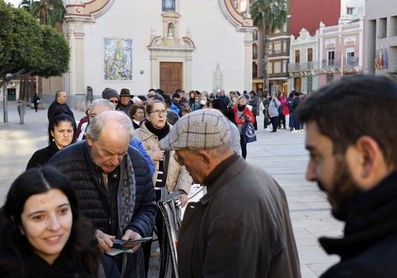 Cola a las puertas del ayuntamiento de Alfafar para pedir cita y volver otro día para tramitar la ayuda de Amancio Ortega.