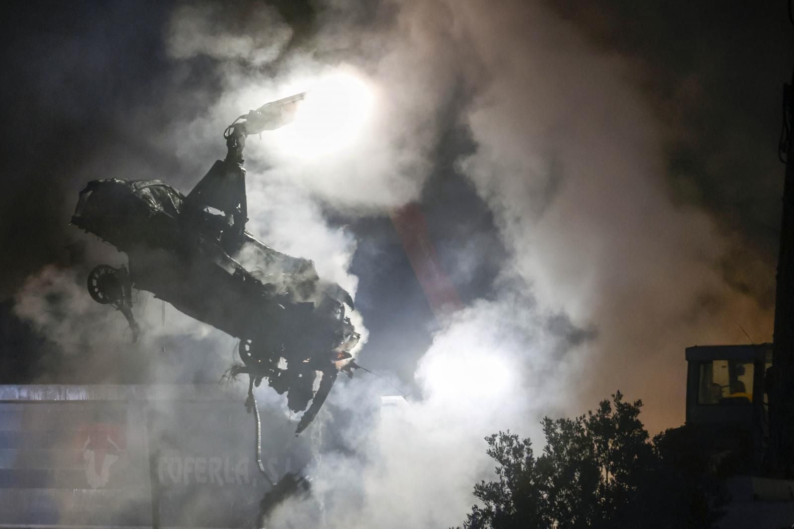 FOTOS | Un incendio calcina decenas de coches afectados por la dana en un solar de Catarroja