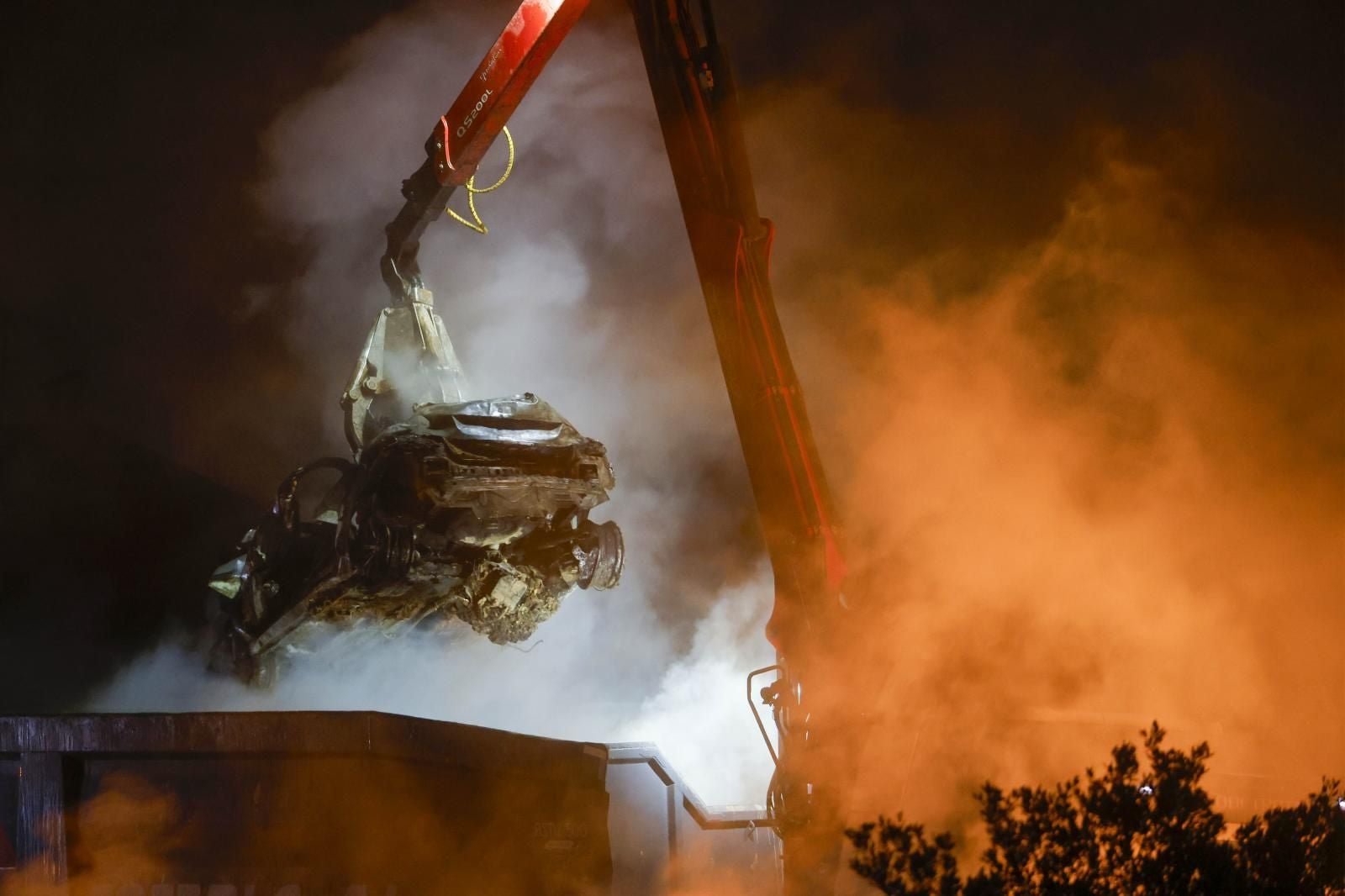 FOTOS | Un incendio calcina decenas de coches afectados por la dana en un solar de Catarroja