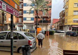 El agua desbordada del barranco causó graves daños en Aldaia.