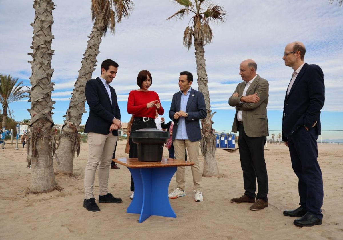 La ministra de Ciencia, Diana Morant, junto al alcalde de Canet, Pere Antoni Chordá.