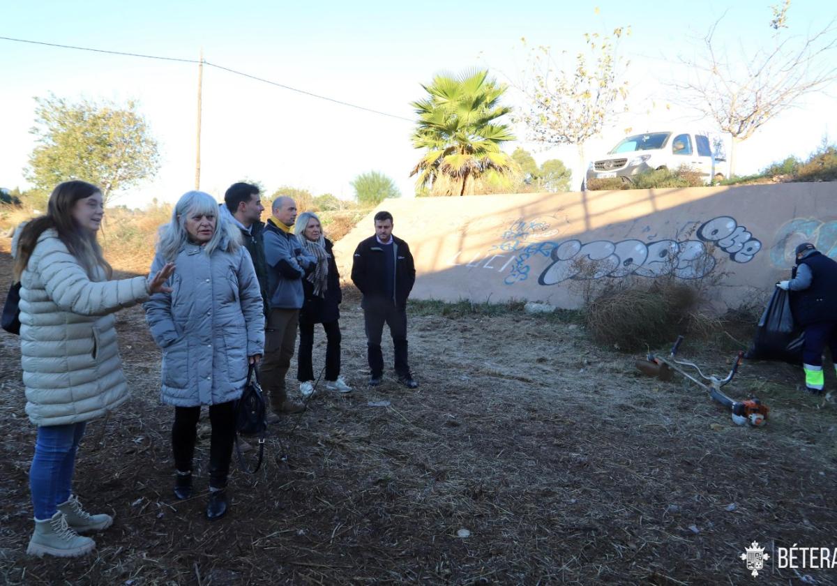 La alcaldesa de Bétera, Elisa Verdevío, concejales y técnicos municipales, en su visita al canal de desvío.