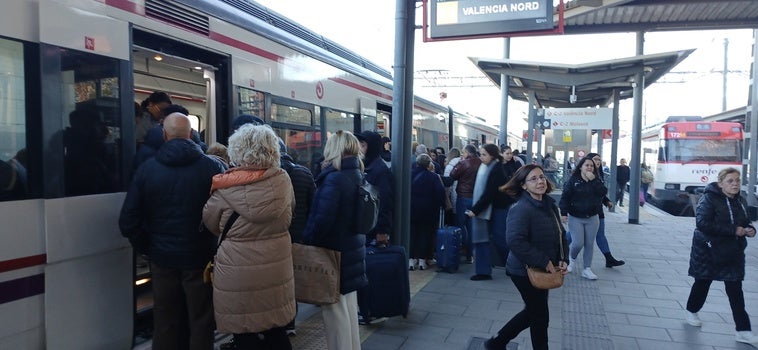 Usuarios del tren, en la estación de Xàtiva este lunes.