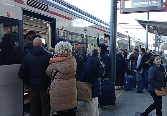 Usuarios del tren, en la estación de Xàtiva este lunes.