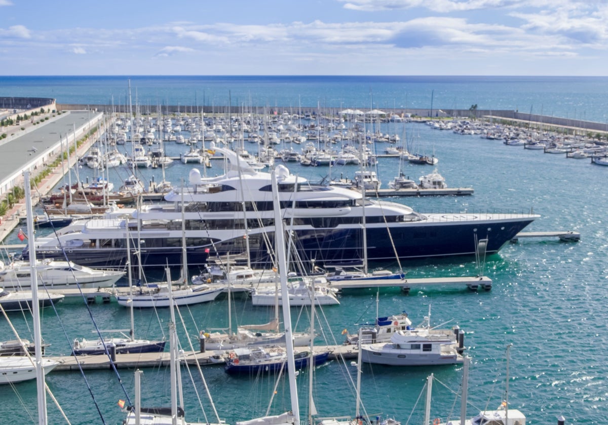 Vista de la marina del club náutico de Pinedo, donde este año han amarrado 35 megayates.