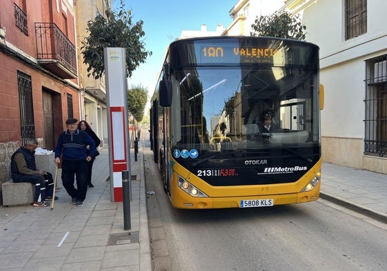 Uno de los buses de la línea, a su paso por Albal.