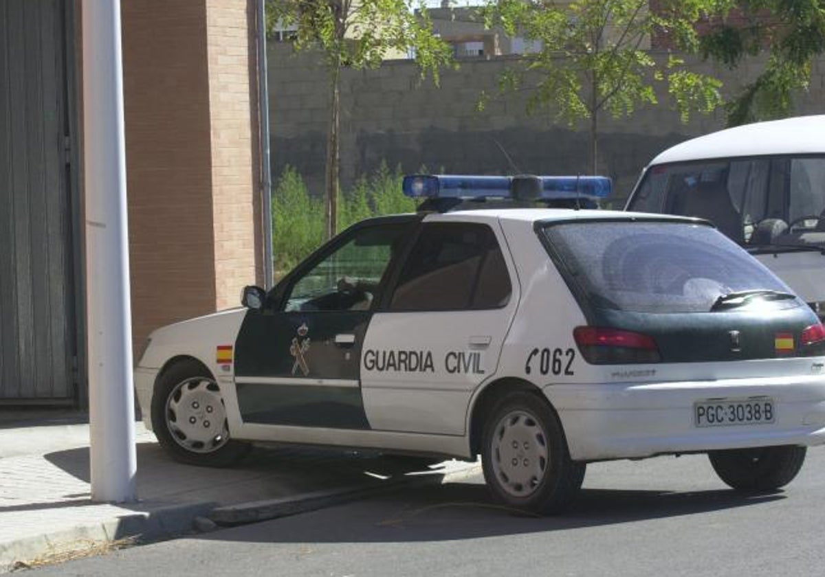 Imagen de archivo de un vehículo de la Guardia Civil en la puerta del garaje del juzgado de Moncada.