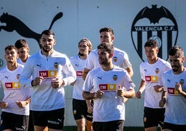 Rafa Mir, junto a sus compañeros en un entrenamiento del Valencia esta temporada