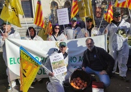 Agricultores valencianos, a las puertas del Ministerio de Agricultura.