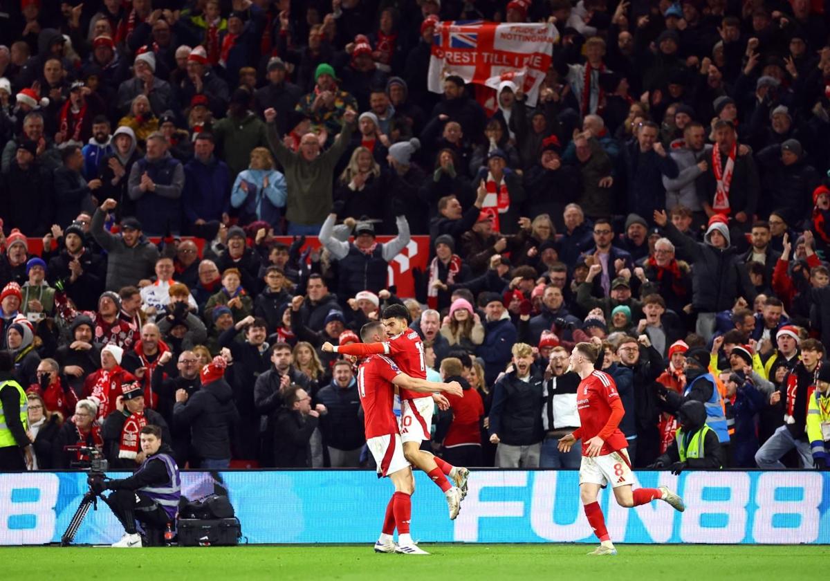 Los jugadores del Nottingham Forest celebran el triunfo ante el Aston Villa.