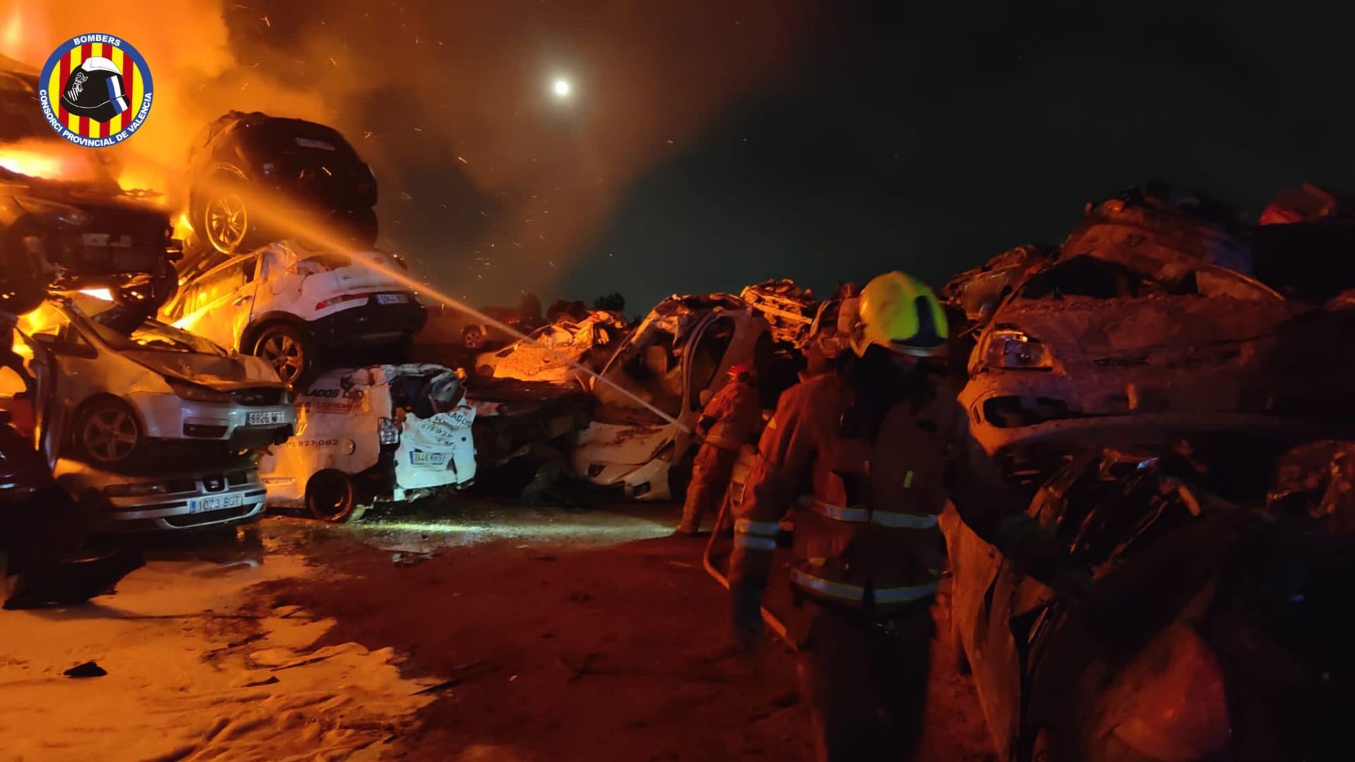 FOTOS | Un incendio calcina decenas de coches afectados por la dana en un solar de Catarroja