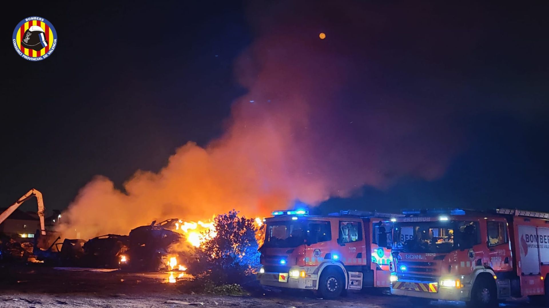 FOTOS | Un incendio calcina decenas de coches afectados por la dana en un solar de Catarroja