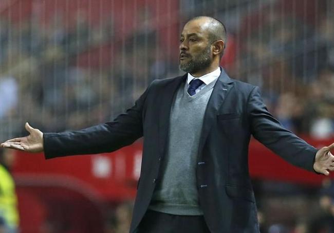 Nuno, en el último partido que dirigió en el Valencia en el Pizjuán.