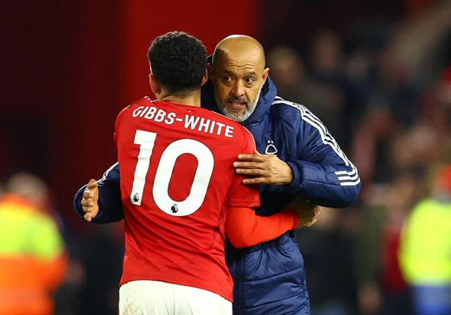 Nuno abraza a Gibbs White tras ganar al Villa.