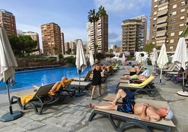 Turistas, en un hotel de Benidorm.