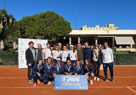 El equipo femenino del club Tenis de Valencia que arrasó este domingo